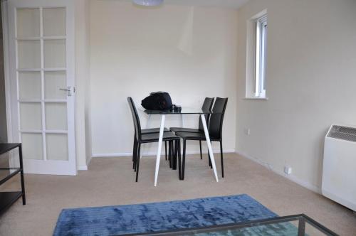 a table and chairs in a room with a window at Watford Gemini - Thanet House, Nr Watford Metropolitan, M1,M25 in Watford