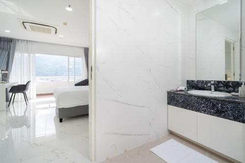 Koupelna v ubytování Patong Tower 1-Bedroom , 200 meters from the Beach