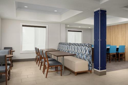 a dining room with a table and chairs at Holiday Inn Express & Suites Superior by IHG in Superior