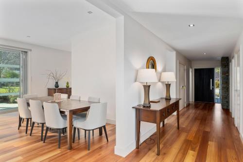Gallery image of Kinsale - Spa, Pool, Gym and Tennis! in Arrowtown