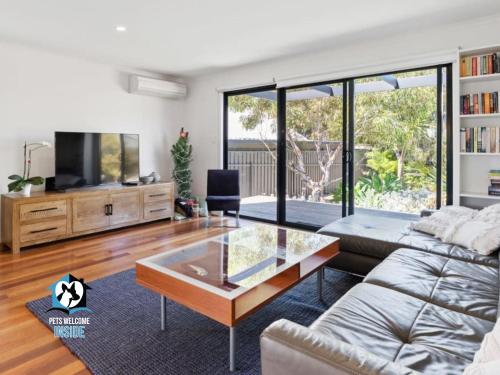 een woonkamer met een bank en een glazen salontafel bij Beautiful and peaceful house 500m to Knights beach in Port Elliot