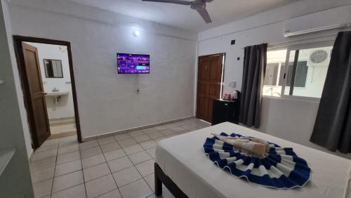 - une chambre avec un lit bleu et blanc dans l'établissement Casa Maria Fernanda, à Playa del Carmen