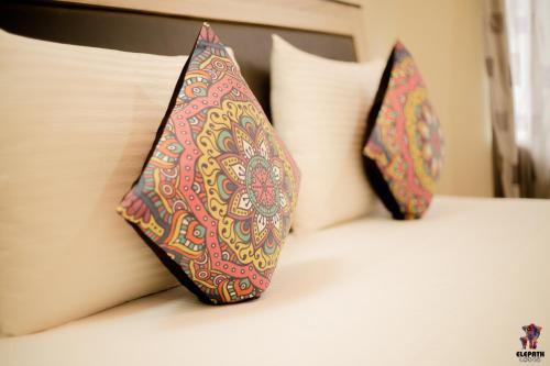 dwie krawaty siedzące na łóżku w obiekcie Elepath Lodge- Pinnawala w mieście Pinnawala