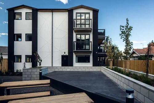 een huis met een patio ervoor bij Hagley Park Apartment in Christchurch