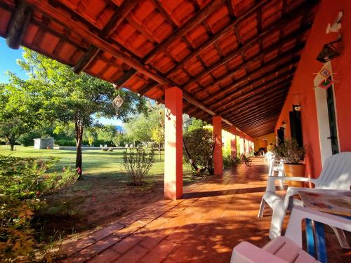 un patio al aire libre con toldo, mesas y sillas en Posada Villapancha en San Javier