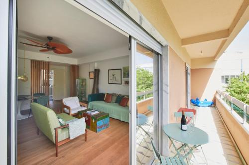 sala de estar y comedor con puertas correderas de cristal en Sunny Beach Oasis, By TimeCooler, en Oeiras