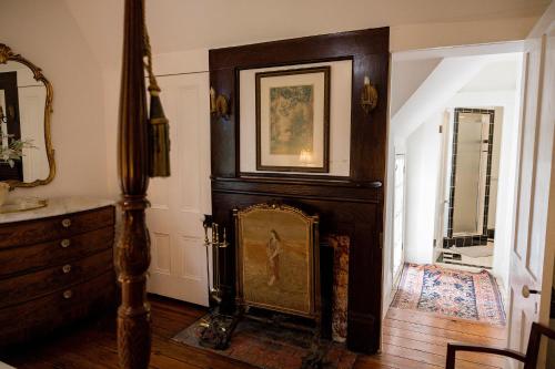 una habitación con chimenea y una pintura en ella en Ben Taylor Home, en Grass Valley