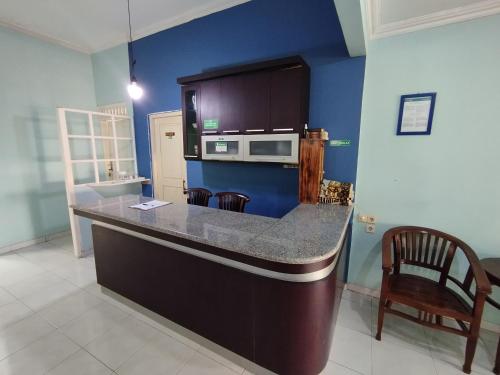 uma cozinha com uma bancada e um micro-ondas em Homestay Simply Homy dekat Tugu Jogja dan Monjali em Sleman