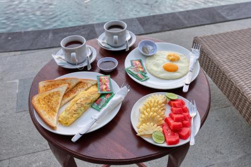 ein Tisch mit zwei Tellern Frühstücksprodukt drauf in der Unterkunft Beten Juwet in Nusa Penida