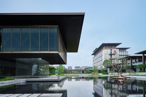廣州的住宿－广州白云国际会议中心越秀万豪酒店，大楼前有池塘的建筑