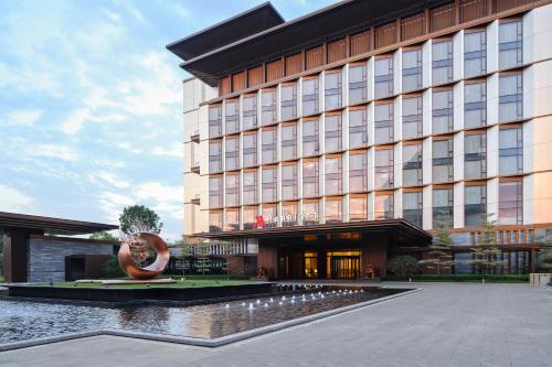 ein Hotel mit einem großen Gebäude in der Unterkunft Guangzhou Marriott Hotel Baiyun in Guangzhou