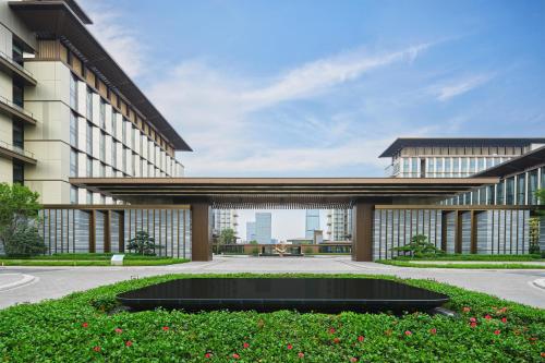 Blick auf ein Gebäude mit einem Kreis davor in der Unterkunft Guangzhou Marriott Hotel Baiyun in Guangzhou