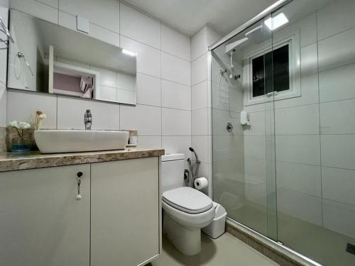 a bathroom with a toilet and a sink and a shower at Apartamento em Canela perto da Catedral - Catedralle in Canela