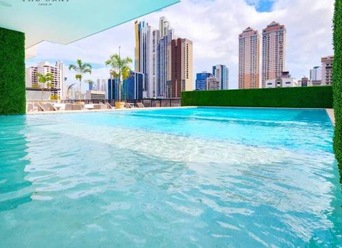 uma piscina com um horizonte urbano ao fundo em Espectacular apartamento en calle 50 na Cidade do Panamá