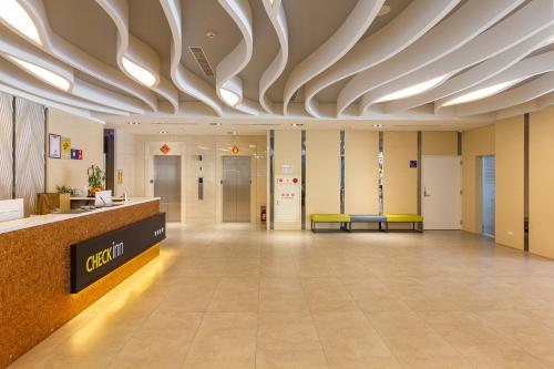an office lobby with a coffered ceiling at CHECK inn New Taipei LuZhou in Taipei