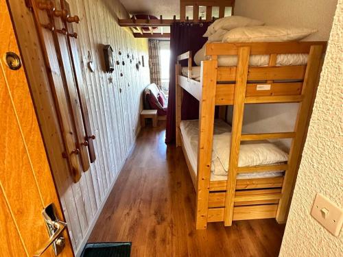 Cette petite chambre comprend des lits superposés. dans l'établissement Studio cosy avec balcon, pied des pistes de Villard-de-Lans - FR-1-515-178, à Villard-de-Lans