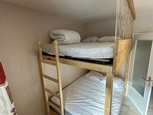a couple of bunk beds in a small room at Studio Villard-de-Lans, 1 pièce, 4 personnes - FR-1-515-179 in Villard-de-Lans