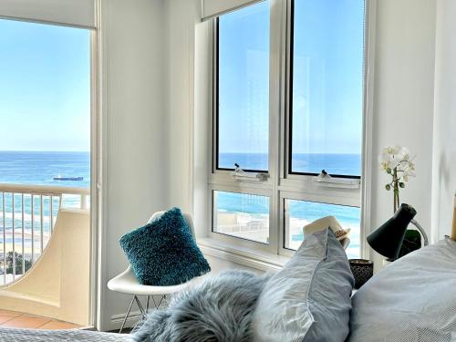 1 dormitorio con vistas al océano a través de las ventanas en Ocean and beach View, en Gold Coast