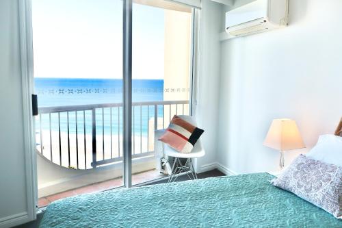 1 dormitorio con 1 cama y balcón con vistas al océano en Ocean and beach View, en Gold Coast