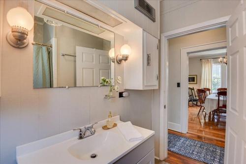 uma casa de banho com um lavatório e um espelho em Noble Cottage 3 Bed 1 Bath em Augusta