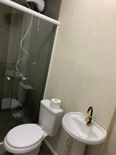 a bathroom with a toilet and a sink and a shower at Studio 308 - Apartamento Passo Fundo in Passo Fundo