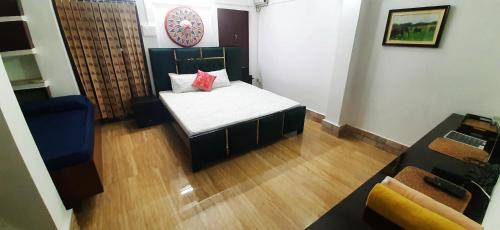 ein kleines Zimmer mit einem Bett und einem Sofa in der Unterkunft THE PALM SUITES , Incredible North East Tourism , Couples & Family in Guwahati