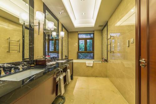 a large bathroom with a sink and a shower at Greenland Yuhao Hot Spring Hotel in Jiangning