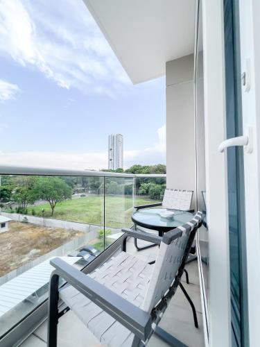a balcony with a table and a laptop on it at Amplio condominio ejecutivo con hermosa vista in San Pedro Sula