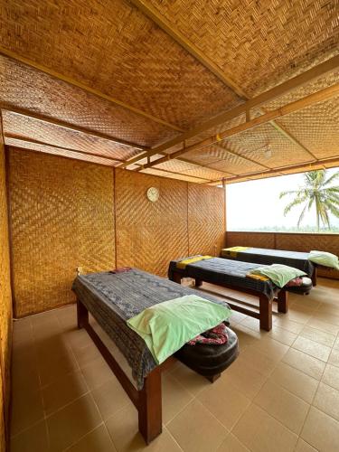 a room with two beds in a room at VILLA IPSA in Munduk