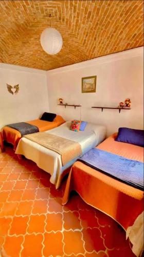 sypialnia z 2 łóżkami w pokoju w obiekcie Villa en San Miguel de Allende w mieście San Miguel de Allende