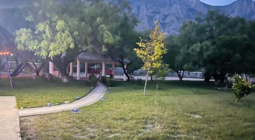 a house with a yard with trees and a driveway at Casa de campo la huasteca in Monterrey