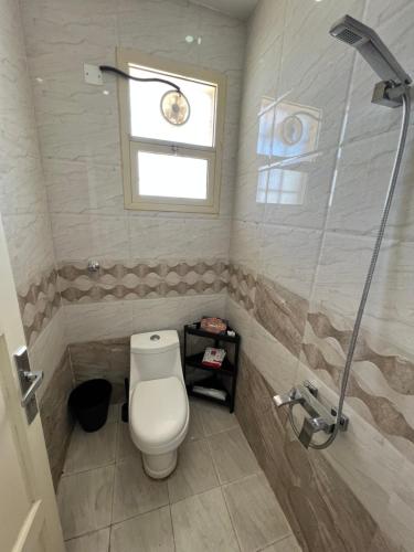 uma casa de banho com um WC e um chuveiro em شقق مفروشة em Riyadh