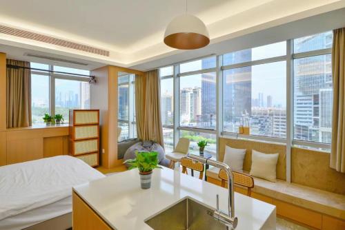 Shenzhen Duowei Luxury Apartment Chegongmiao Branch في شنجن: غرفة الفندق بسرير ومغسلة
