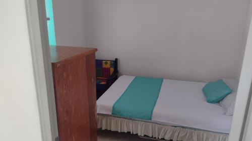 a small bedroom with a bed and a dresser at Departamento Acapulco tres mares in Acapulco