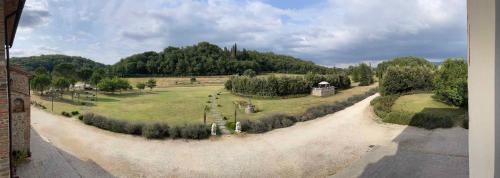 una vista aérea de un parque con árboles y una carretera en Apartment in Capolona Arezzo - Toskana 41977, en Campoluci