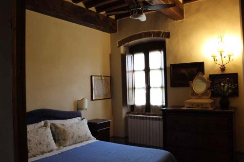 Un dormitorio con una cama azul y una ventana en Apartment in Capolona Arezzo - Toskana 41977, en Campoluci