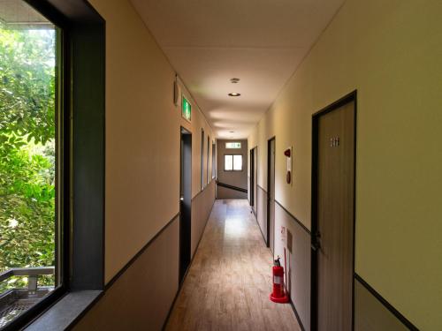 a corridor of a hallway with a window and a hallway sidx sidx at SUIHOUEN in Numazu