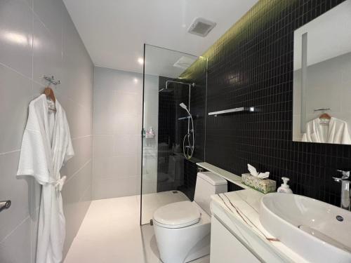 a bathroom with a toilet and a sink and a mirror at ทิพย์วาริน รีสอร์ท เขาใหญ่ in Ban Tha Chang