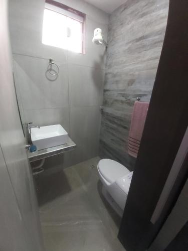 bagno con servizi igienici, lavandino e finestra di Mono ambiente, Dpto. mediano a Trinidad