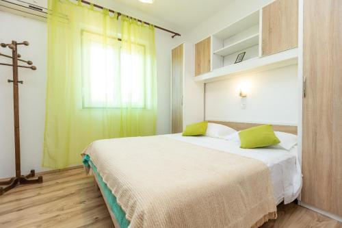 Schlafzimmer mit einem Bett und einem Fenster in der Unterkunft Apartment Vesna - 100m from sea in Luka