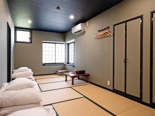 a room with a bunch of beds in it at SUIHOUEN in Numazu