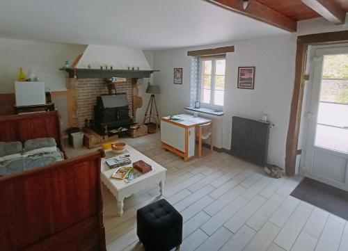 uma sala de estar com um sofá e uma mesa em Chambres Maison Labourdasse em Saint-Martin-de-Hinx