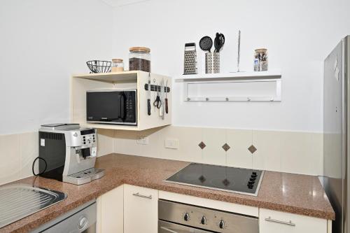 Galeriebild der Unterkunft Bungalow on the Beach 4 B/R, 8 Guests, Aircon ZG2 in Buddina