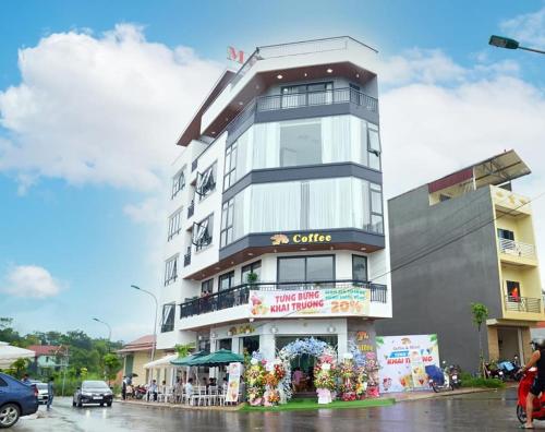 Un palazzo alto con un caffè di fronte di Snu Motel - Cao Bằng a Cao Bằng