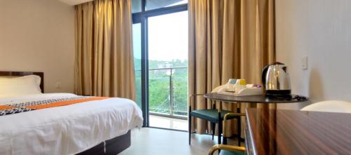 Ein Bett oder Betten in einem Zimmer der Unterkunft Sky Garden Hotel