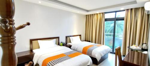 Ein Bett oder Betten in einem Zimmer der Unterkunft Sky Garden Hotel