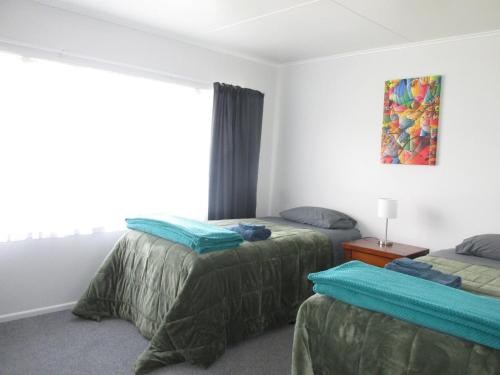 Habitación de hotel con 2 camas y ventana en The Mitch en Wairoa