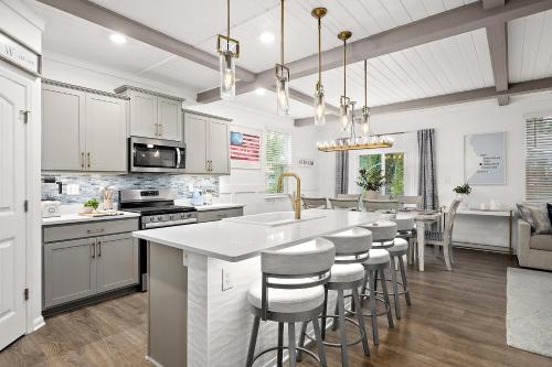 Η κουζίνα ή μικρή κουζίνα στο The Ocean View Retreat / Luxury just 1 mile from Bethany Beach!