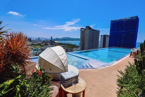 ein Schwimmbad auf dem Dach eines Gebäudes in der Unterkunft L'amor Boutique Hotel Quy Nhơn in Quy Nhon