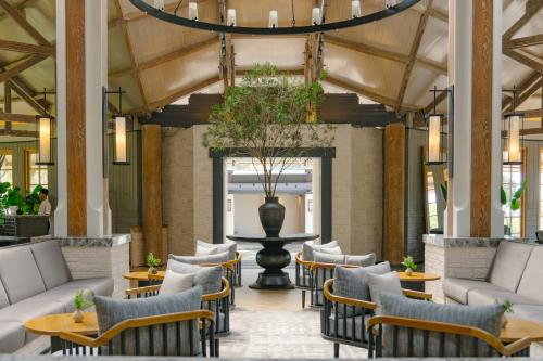 een lobby met tafels en stoelen en een fontein bij Novus Giri Resort & Spa in Puncak